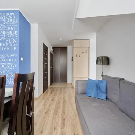 Comfortable & Cozy With Balcony - Klimasa By Renters Apartament