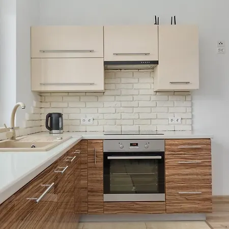 Apartment Comfortable & Cozy With Balcony - Klimasa By Renters