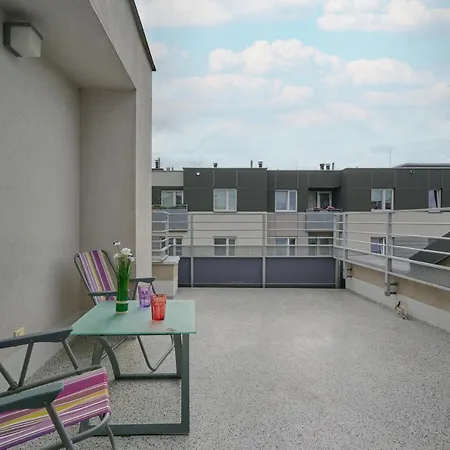 Comfortable & Cozy With Balcony - Klimasa By Renters فروتسواف