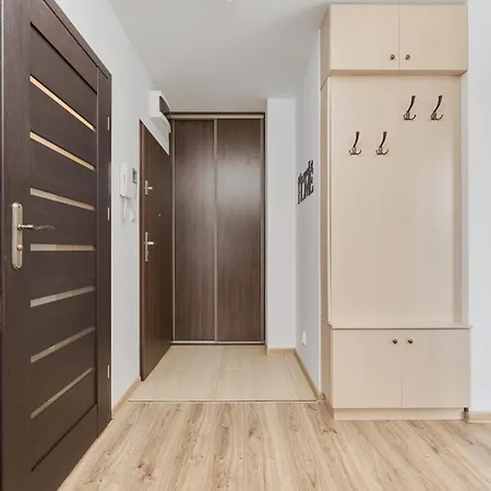 Apartment Comfortable & Cozy With Balcony - Klimasa By Renters